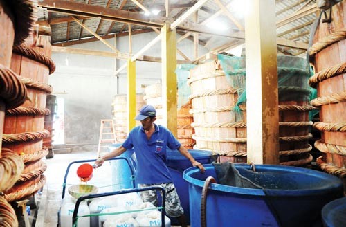 Traditional fish sauce is contained in wooden container at a manufacturer in the Mekong delta province of Kien Giang's Phu Quoc District (Photo: SGGP) Traditional fish sauce is contained in wooden container at a manufacturer in the Mekong delta province of Kien Giang's Phu Quoc District (Photo: SGGP)